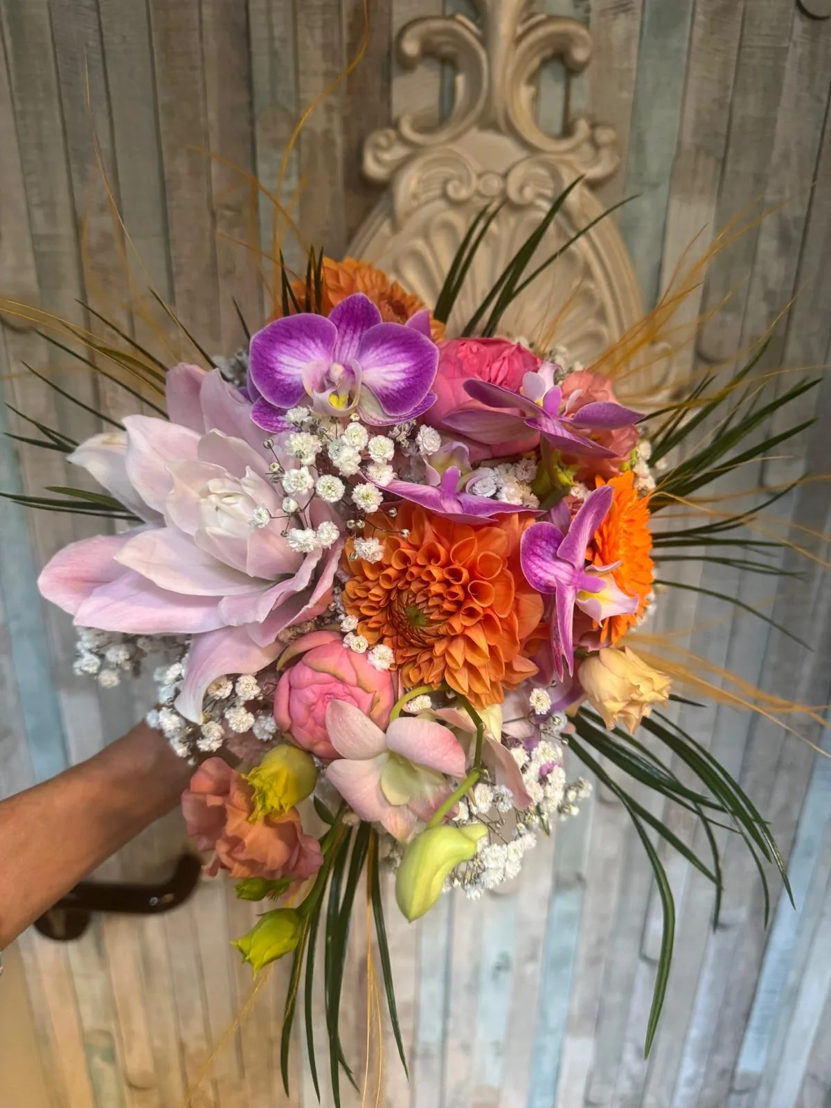 Brautstrauß mit violetten Orchideen und orangefarbenen Dahlien