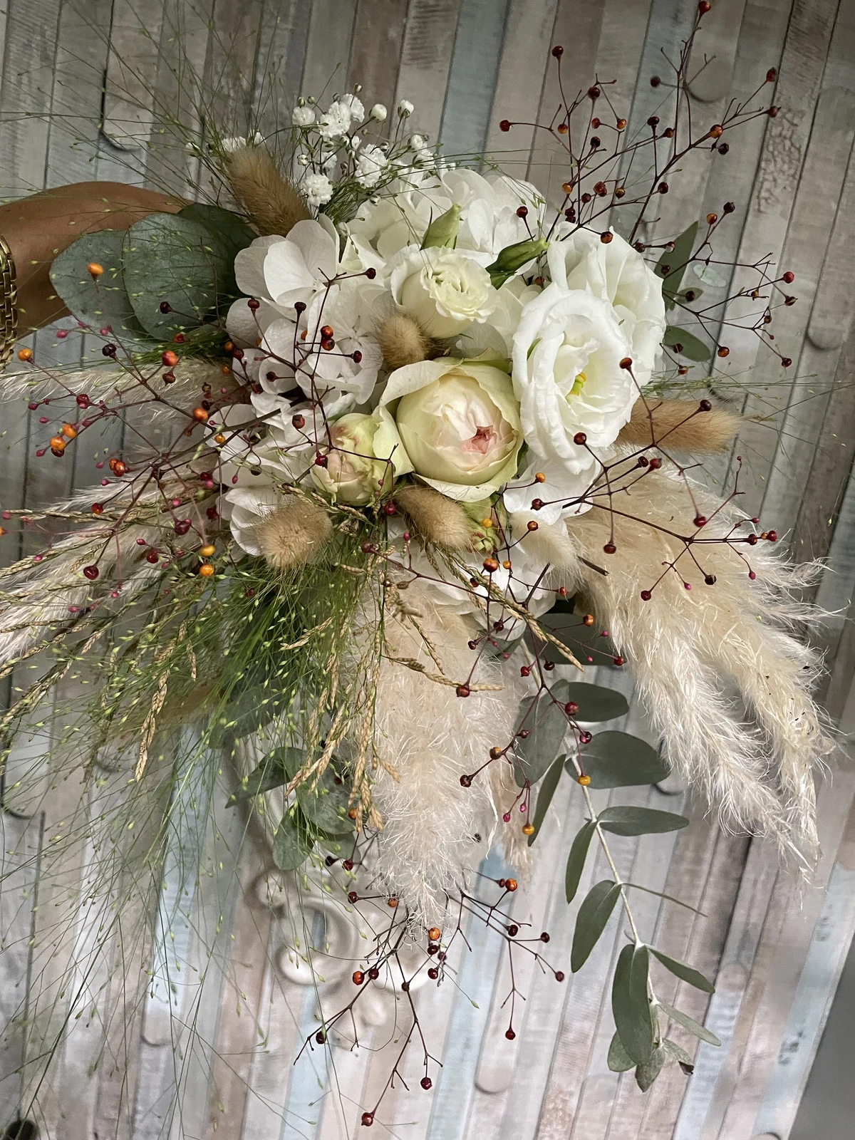 Naturstrauß mit weißen Blüten, zarten Gräsern, Eukalyptus und Beerenzweigen von Eva Blumen