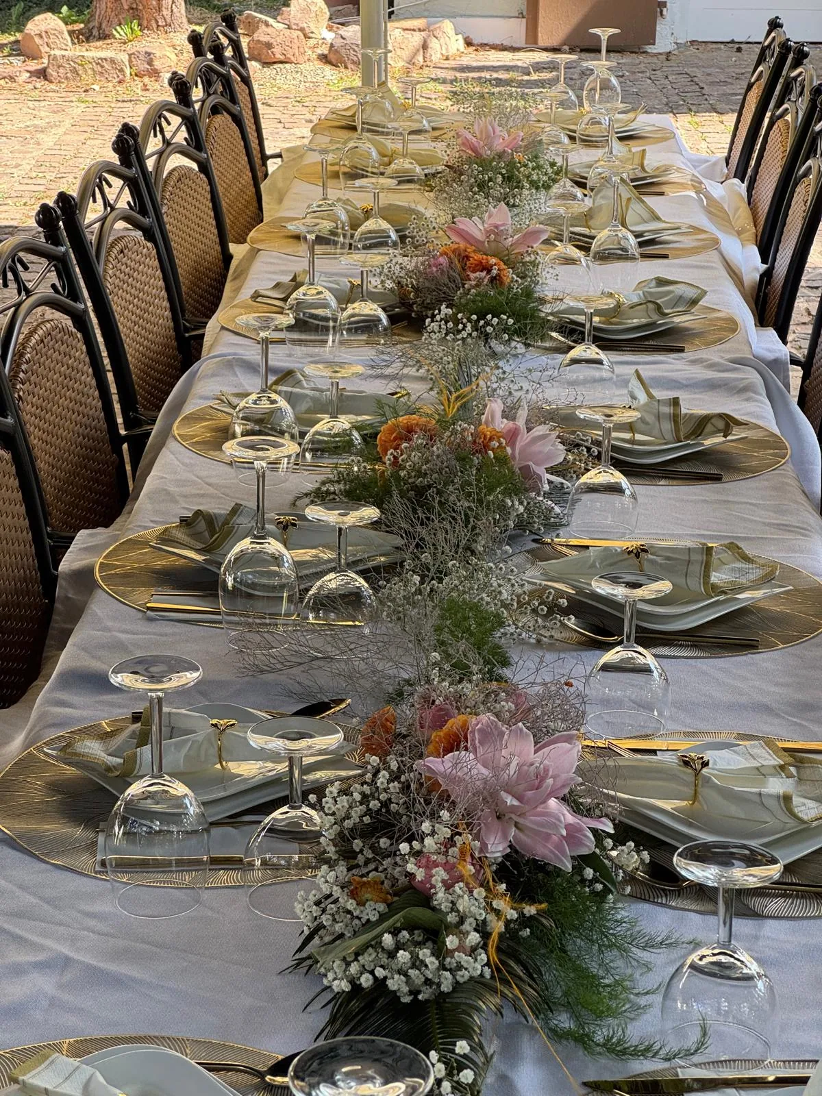 Festlich gedeckter Tisch mit floraler Dekoration