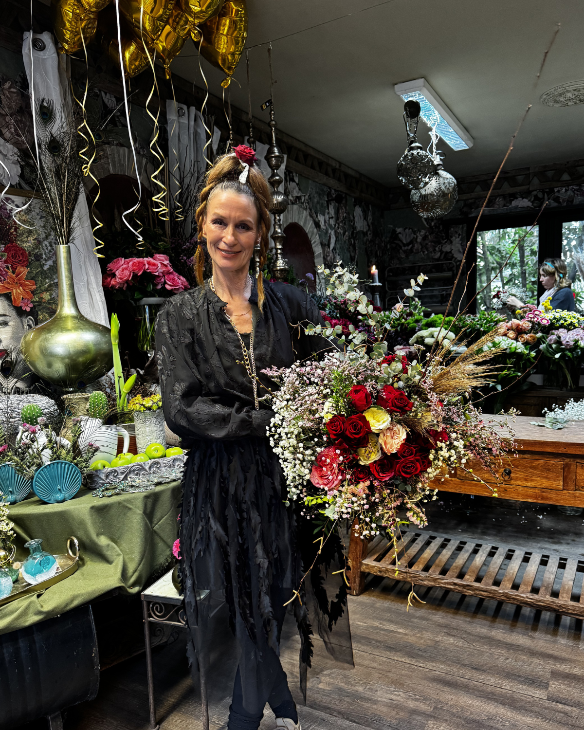 Floristin Eva mit Blumenstrauß