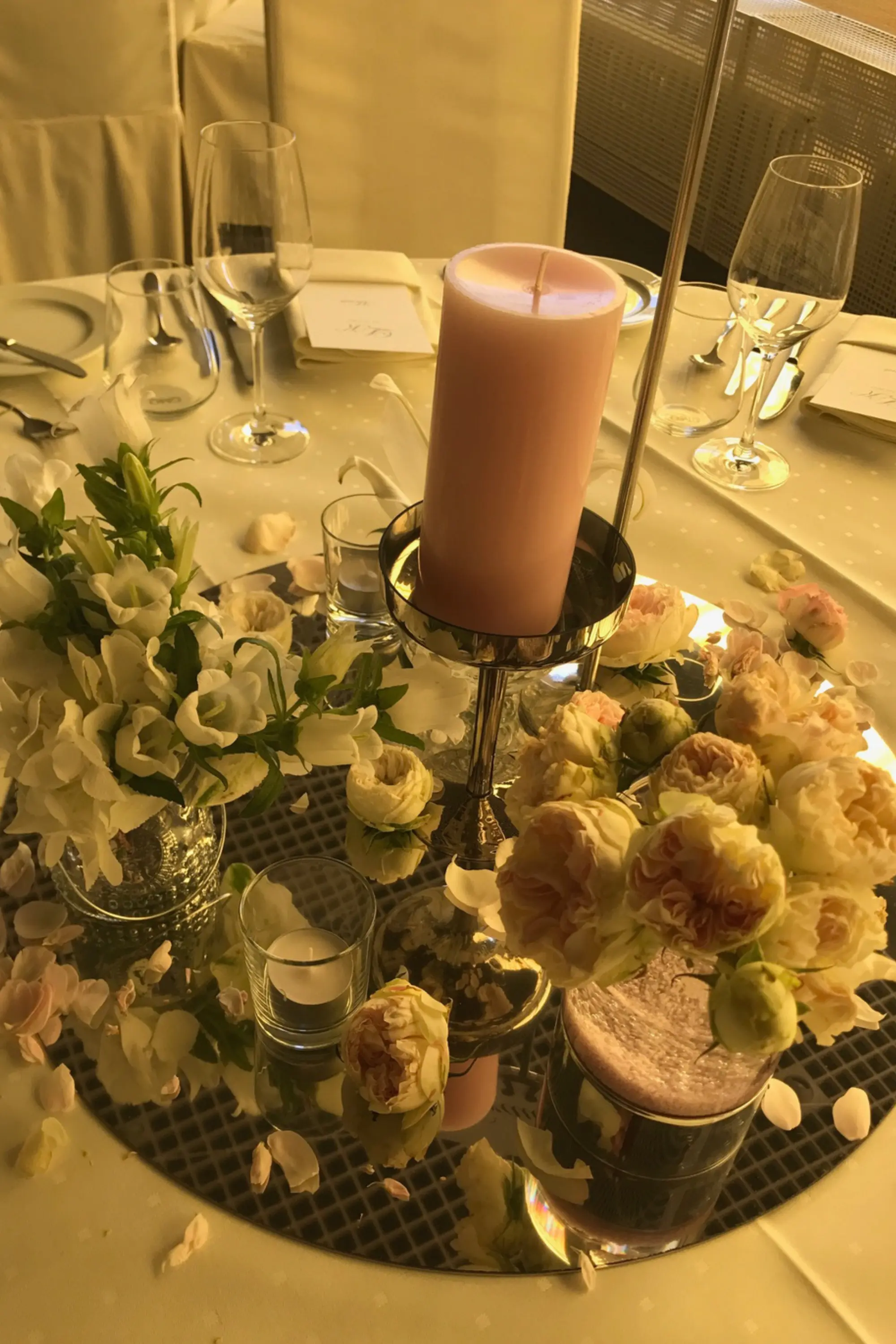 Florale Tischdekoration für eine Hochzeit